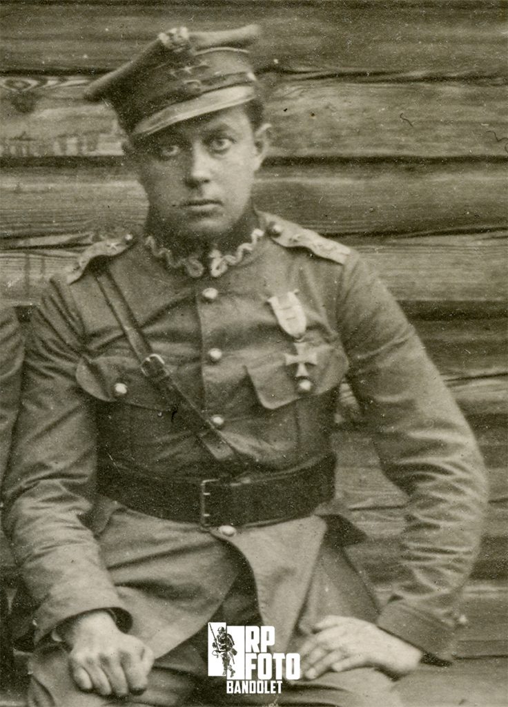kpt. Kazimierz Kominkowski, na fotografi widoczne dwukrotne nadanie Krzyża Walecznych. Nadań finalnie było cztery. Do tego dochodzi Virtuti Militari 5kl.